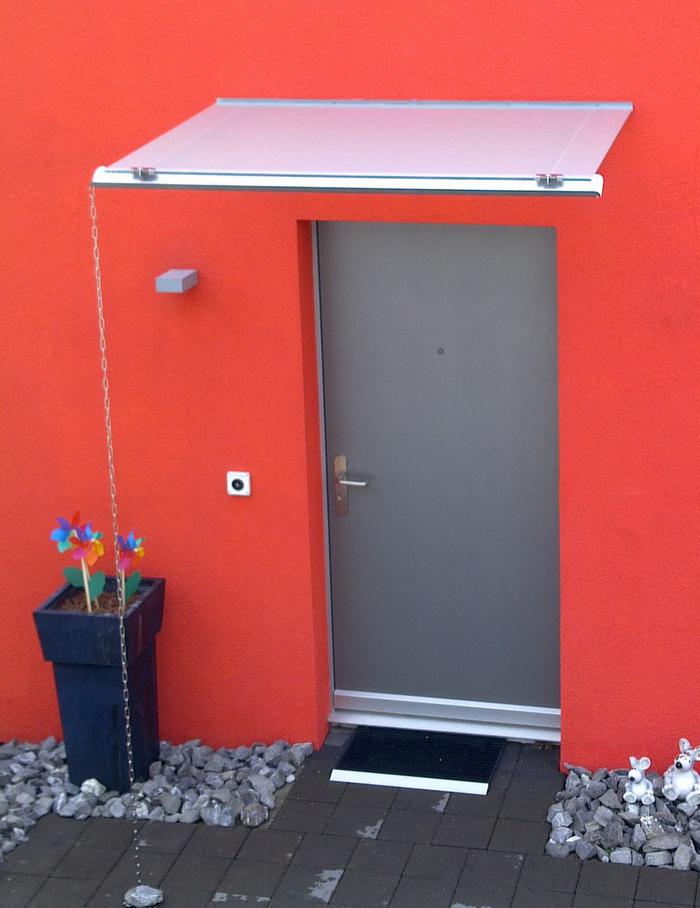 Filigran Vordach: basiert auf einer minimalen Trägerkonstruktion.