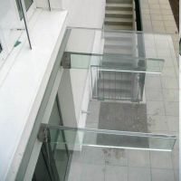 Vordach Cristal Blick durch die durchsichtigen Träger. 