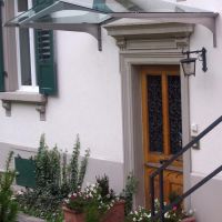 Kirchgemeinde Kaiseraugst Vordach Elegancia giebelfoermig. 