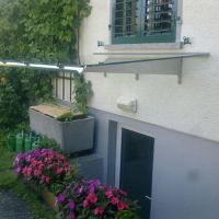 Vordach Filigran: Kellerabgang symmetrisch zum Fenster Groesse 2000x1400mm. 