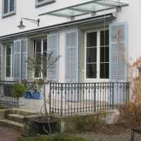 Vordach Filigran Masse:3500x1500mm. Beachten Sie die 4m hohen Tueren. 